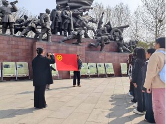 师生们走进序厅在纪念碑前整齐肃立